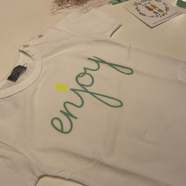 camiseta niño enjoy con calavera fluor