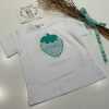 CAMISETA BROCHE FRESA UNISEX DE MARICRUZ